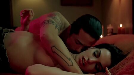 Anne Hathaway nackt - "Crazy" (2005)
