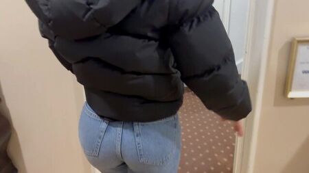 Die Jeans ist ihr eindeutig zu viel