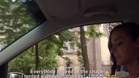 Die Braut machte einen Blowjob zum Taxifahrer und verbreitete ihre Beine