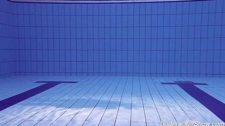 Helen zog sich aus und schwimmt nackt im Pool