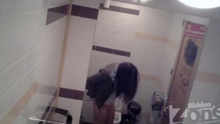 Kamera in der Toilette der Frau