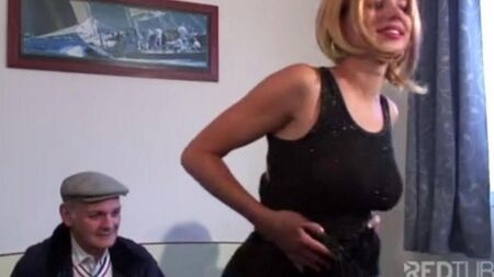 Der alte Mann befahl einer jungen Hure zu seinem Haus