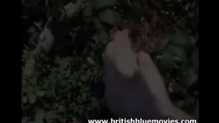 Interracial Gangbang mit einer reifen Frau in der Natur