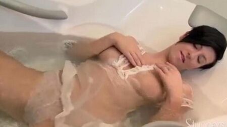 Einsame Brünette masturbiert die Dusche