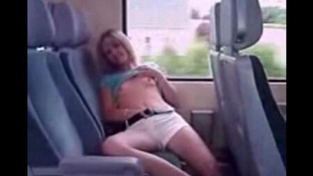 Auf dem Bus auf dem Rücksitz begann das Heben des Rocks die Muschi durch ihre Unterhose zu streicheln