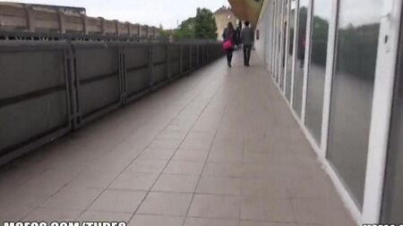 Erwischte ein Mädchen am Bahnhof