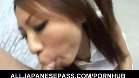 Die japanische Frau fickt zwei