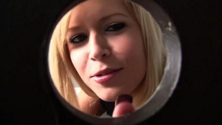 Blonde saugt ein Mitglied durch ein Loch in der Toilette