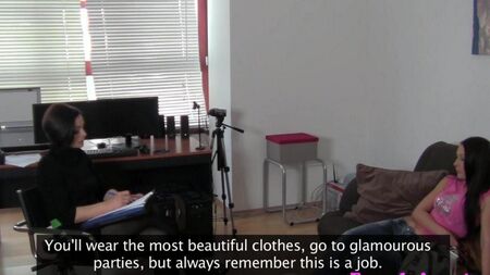 Lesbischer Sex mit einem Vibrator bei einem Casting
