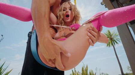 Er sieht ihr dabei zu, wie sie aus seinen Fingern fließt und masturbiert sie immer schneller