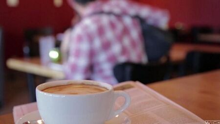 Der Typ hat einen Asiaten in einem Café aufgenommen und gefickt