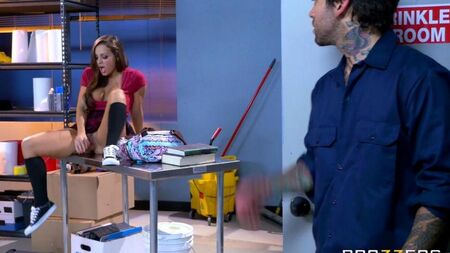 Abigail Mac fickt mit einem Reiniger im Hinterzimmer