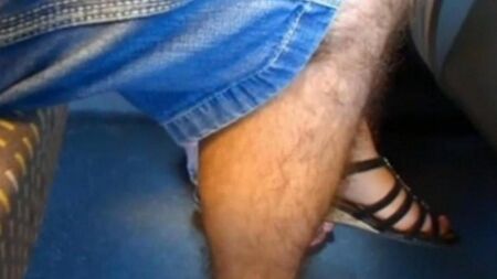 Kletterte mit seiner Hand zur Frau unter dem Rock und begann die Vagina mit seinen Fingern zu vernichten