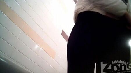 Versteckte Kamera in der Toilette des Ladens