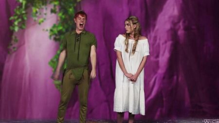 Peter Pan gibt zwei Meerjungfrauen zu saugen