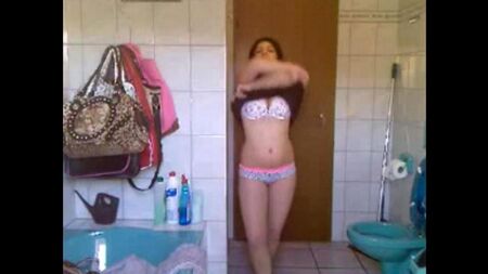 Pakistanischer Student masturbiert im Badezimmer
