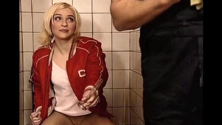 Die Waschmaschine erhielt versehentlich Sex mit einem Mädchen in der Toilette