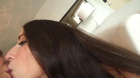 Lena Nicole und Serena Blair haben Sex auf der Couch