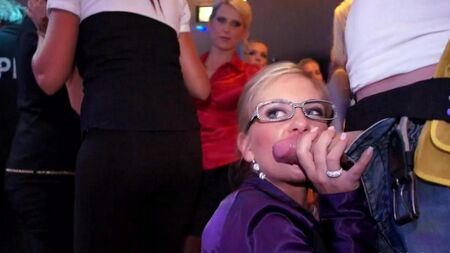 Gangbang im Club