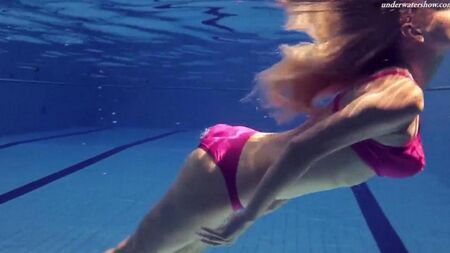 Nackte Schönheit schwimmt im Pool