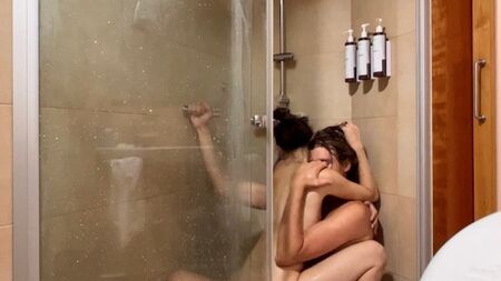 Das Badezimmer ist ein idealer Ort für die Liebe!