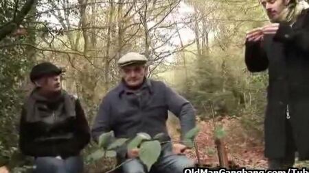 Papa und Sohn vergewaltigten seine Tochter und Schwester im Wald