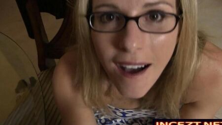 Mama macht einen Blowjob zu seinem Sohn und schluckt Sperma