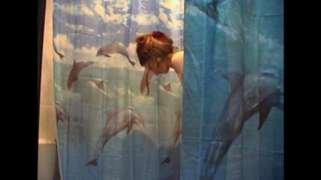 Installierte eine versteckte Kamera im Badezimmer und schoss seine bloße Frau auf das Video