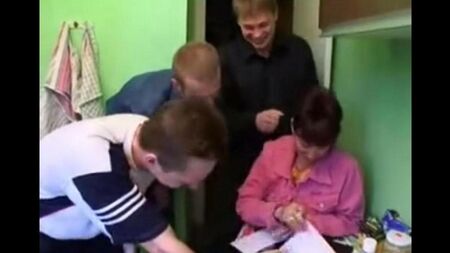 Russische Mutter und drei Jungs gleichzeitig