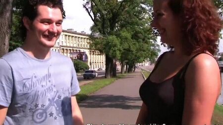 Ich zog das Mädchen im Park aus und begann im Auto zu ficken