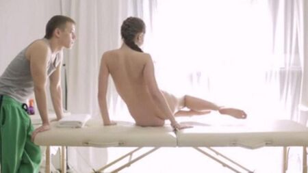 Ninas Schönheit auf dem Massagetisch gefickt