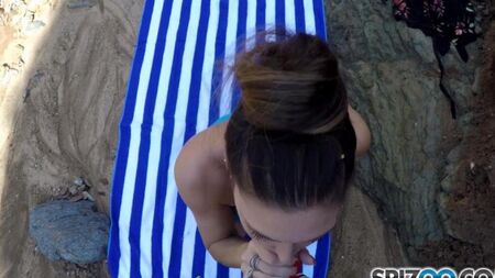 Jessica James fickt mit einem Mann in der Natur