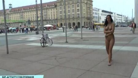 Nacktes Küken geht durch die Straßen der Stadt
