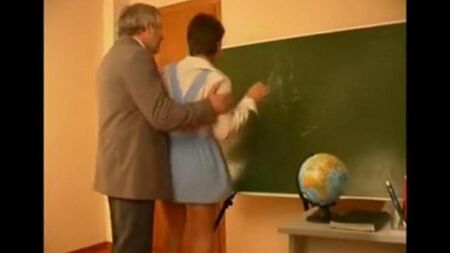 Der alte Lehrer verführte und fickte einen Schüler