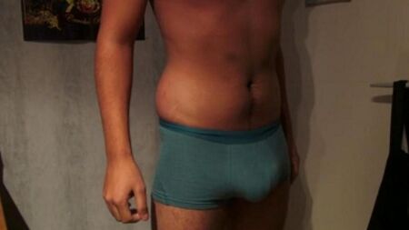Ein Mann schießt mit Spermien direkt in seine Unterhose in seine Unterhose durch Übersex