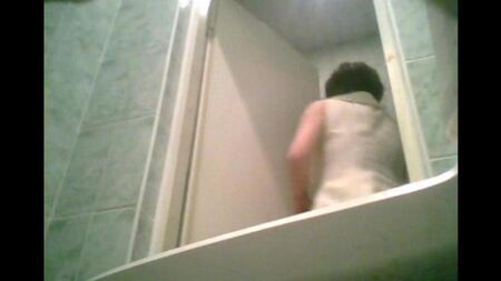Versteckte Kamera in der Toilette mit einem Absolvent