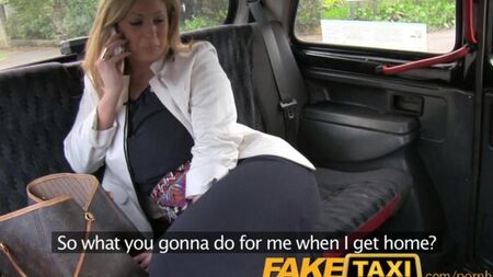 Sex in einem Auto mit einer Blondine