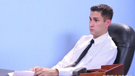 Zwei Küken ergeben sich einem Mann bei einem Interview