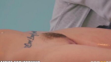 Nach der Massage musste sie Analsex versuchen