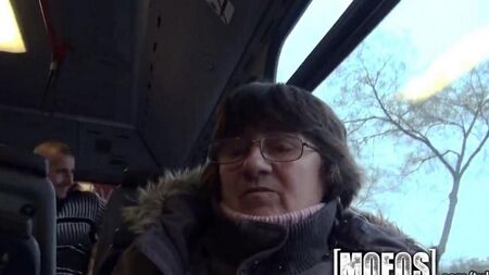 Direkt im Bus fickte das Mädchen in den Arsch