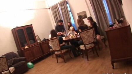Russische Studenten veranstalteten einen Gangbang auf einer Party