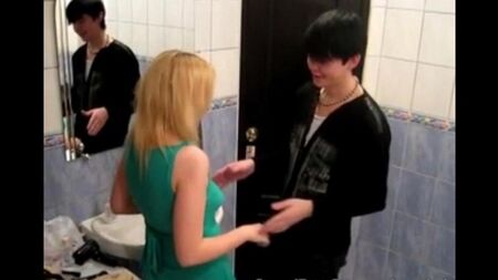 Blonde saugt und fickt in der Toilette
