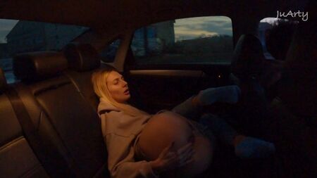 Flutblondine mit langen Beinen im Auto