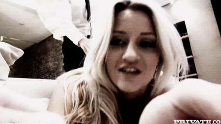 Anal mit vollbusiger Blondine