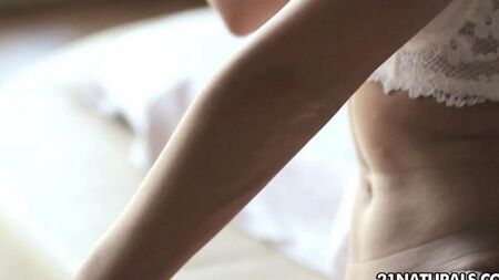 Wunderschöne Blondine ist mit Masturbation beschäftigt