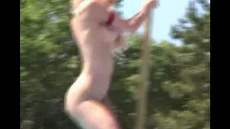 Nackt in der Öffentlichkeit führt Striptease durch