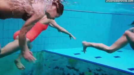 Versteckte Kamera fotografierte nackte Mädchen im Pool