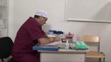Der Arzt fügte den Patienten mit einem Muschi -Extensor ein