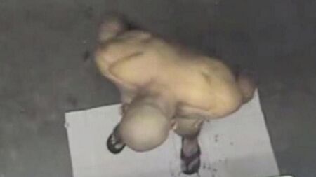 Versteckte Kamera in der Dusche zeigte einen nackten Mann