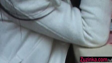 Exhibitionismus - Dame im Restaurant zeigt eine Muschi